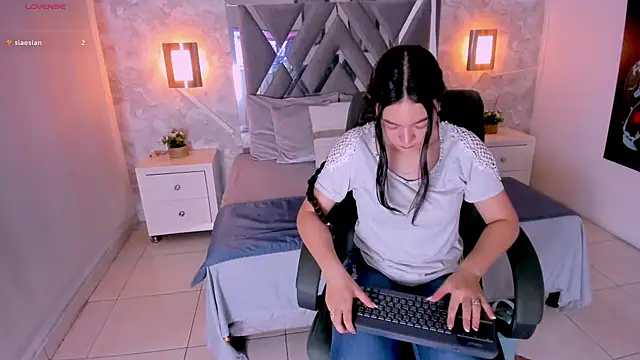 Snapshot of Elen_CR chatting on 10-18-25, 02:35 Elen CR online show from 10-18-25, 02:35