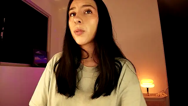 Snapshot of violethun_ chatting on 10-16-25, 04:10 violethun  online show from 10-16-25, 04:10