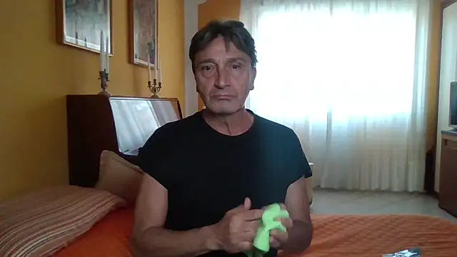 Snapshot of lattediyak chatting on 10-09-25, 12:38 lattediyak online show from 10-09-25, 12:38