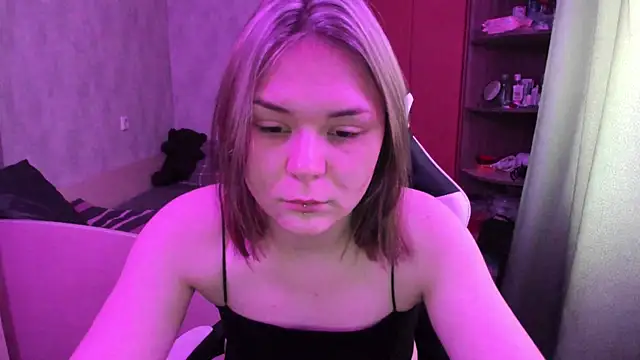 Snapshot of Sophi_gi chatting on 10-21-25, 08:14 Sophi gi online show from 10-21-25, 08:14