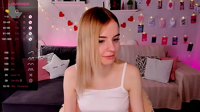 Snapshot of LillianShine chatting on 02-18-26, 02:31 LillianShine online show from 02-18-26, 02:31