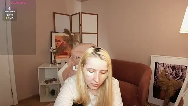 Milana Key online show from 12-15-25, 09:04