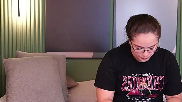 Tayler Kim online show from 09-25-25, 04:35