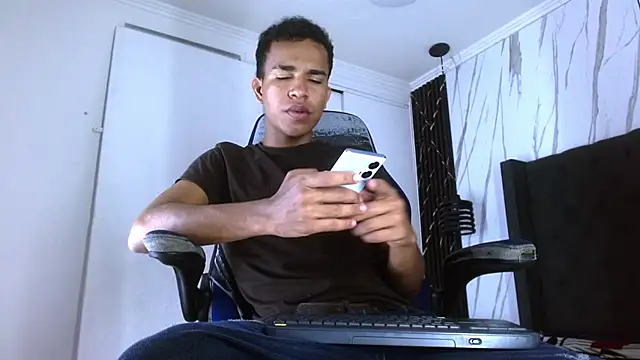 Snapshot of aston_xvera chatting on 10-21-25, 03:50 aston xvera online show from 10-21-25, 03:50