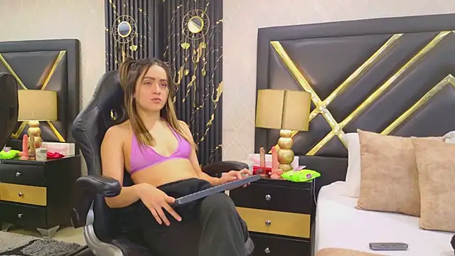 Snapshot of ZoeWilliis chatting on 02-22-26, 12:18 ZoeWilliis online show from 02-22-26, 12:18