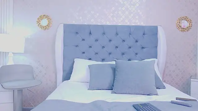 Snapshot of ZoeWilliis chatting on 06-21-26, 11:05 ZoeWilliis online show from 06-21-26, 11:05