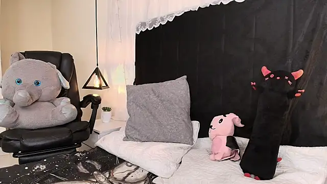 Snapshot of IvyBelle_ chatting on 04-14-26, 11:26 IvyBelle online show from 04-14-26, 11:26