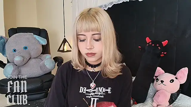 Snapshot of IvyBelle_ chatting on 04-28-26, 11:25 IvyBelle online show from 04-28-26, 11:25