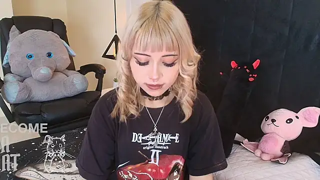 Snapshot of IvyBelle_ chatting on 05-04-26, 11:24 IvyBelle online show from 05-04-26, 11:24