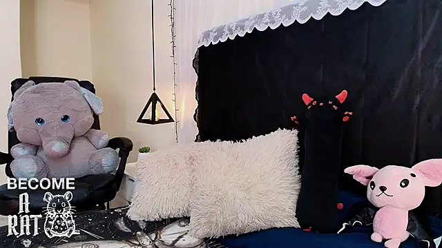 Snapshot of IvyBelle_ chatting on 05-13-26, 11:28 IvyBelle online show from 05-13-26, 11:28