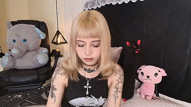 Snapshot of IvyBelle_ chatting on 04-27-26, 11:41 IvyBelle online show from 04-27-26, 11:41
