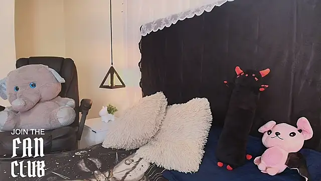 Snapshot of IvyBelle_ chatting on 05-20-26, 11:18 IvyBelle online show from 05-20-26, 11:18
