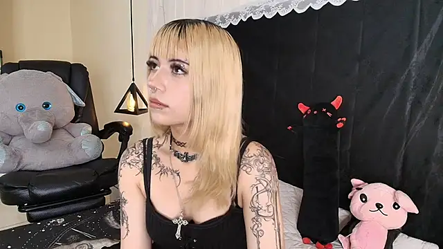 Snapshot of IvyBelle_ chatting on 04-15-26, 11:27 IvyBelle online show from 04-15-26, 11:27