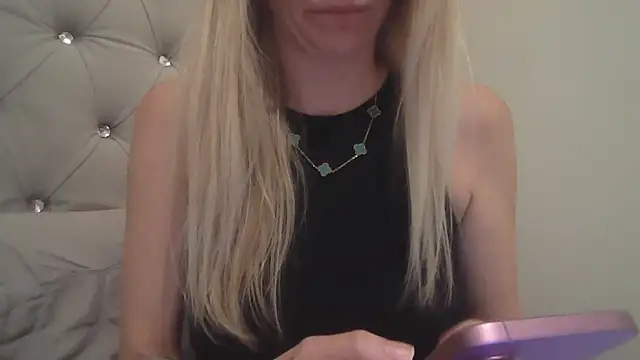 Snapshot of flirty_babe_x chatting on 10-18-25, 10:45 flirty babe x online show from 10-18-25, 10:45