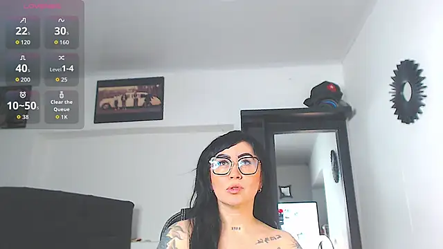 Snapshot of Vicky_hotmilf chatting on 05-08-26, 08:18 Vicky hotmilf online show from 05-08-26, 08:18