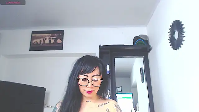 Snapshot of Vicky_hotmilf chatting on 05-27-26, 01:07 Vicky hotmilf online show from 05-27-26, 01:07