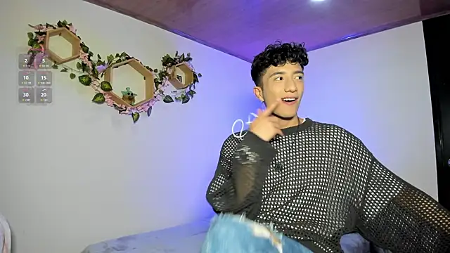 mhatias  online show from 12-23-25, 03:50