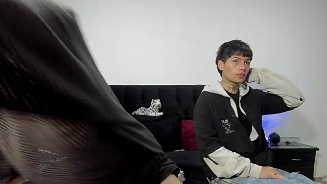 mhatias  online show from 10-28-25, 02:34