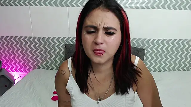 Snapshot of EmilyCoy_ chatting on 10-19-25, 02:47 EmilyCoy online show from 10-19-25, 02:47