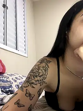 Snapshot of lari_arrudinha chatting on 09-30-25, 02:50 lari arrudinha online show from 09-30-25, 02:50