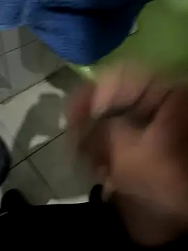 Snapshot of FromVnz chatting on 10-28-25, 12:48 FromVnz online show from 10-28-25, 12:48