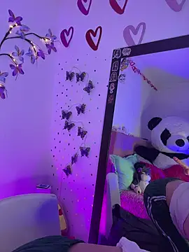 LindaWz  online show from 04-12-26, 07:55