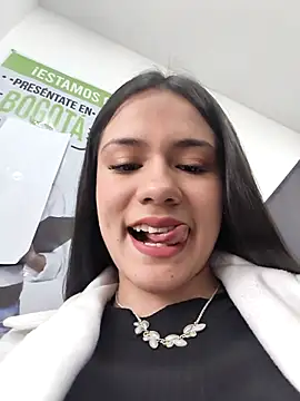 Snapshot of CHARLOTTE__05 chatting on 12-19-25, 12:18 CHARLOTTE 05 online show from 12-19-25, 12:18