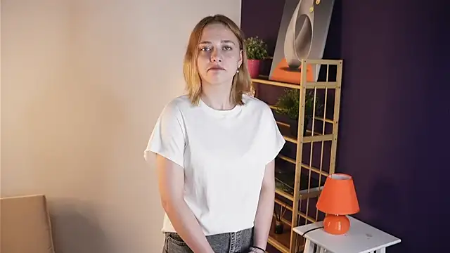 HollieCollelo online show from 09-09-25, 04:00