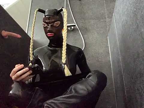 latexluisa online show from 12-21-25, 12:29