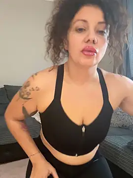 Snapshot of caramelandCurls chatting on 10-14-25, 10:05 caramelandCurls online show from 10-14-25, 10:05