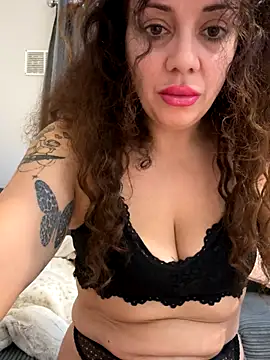 Snapshot of caramelandCurls chatting on 10-13-25, 08:38 caramelandCurls online show from 10-13-25, 08:38