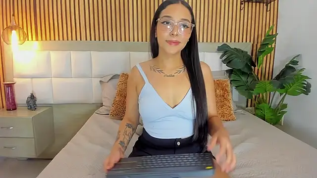 Snapshot of Roseaurora chatting on 10-07-25, 12:28 Roseaurora online show from 10-07-25, 12:28
