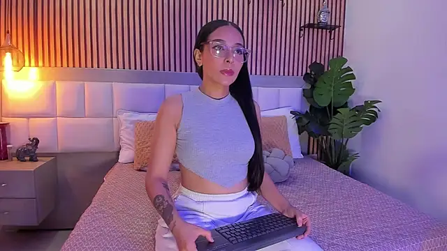 Roseaurora online show from 10-30-25, 12:36