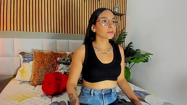 Snapshot of Roseaurora chatting on 09-18-25, 11:46 Roseaurora online show from 09-18-25, 11:46