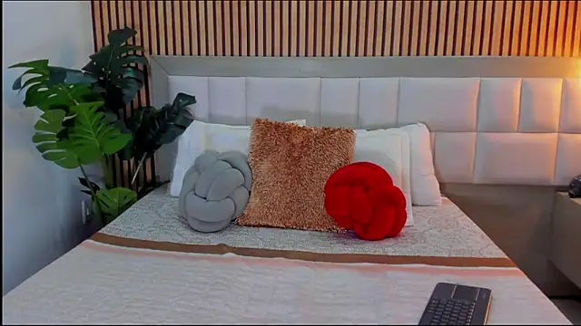 Roseaurora online show from 02-28-26, 01:11