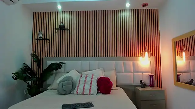 Roseaurora online show from 12-20-25, 12:41