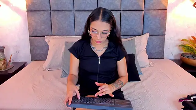 Roseaurora online show from 05-18-26, 10:42