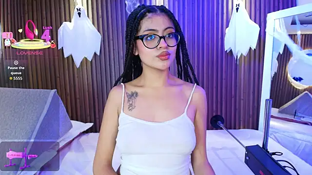 Snapshot of AlanaWalker9 chatting on 10-17-25, 03:43 AlanaWalker9 online show from 10-17-25, 03:43