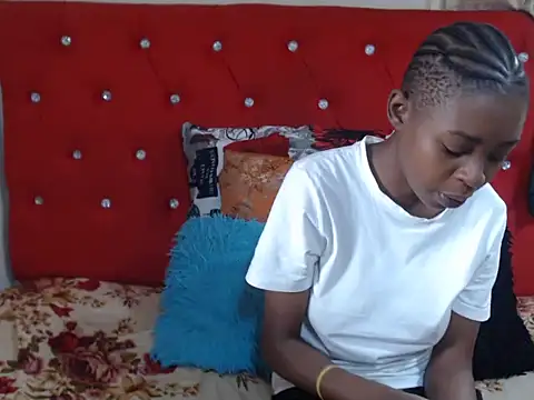 SweetSlenderChoc online show from 11-26-25, 12:05