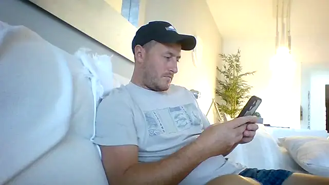 Londonlad818 online show from 10-29-25, 01:21