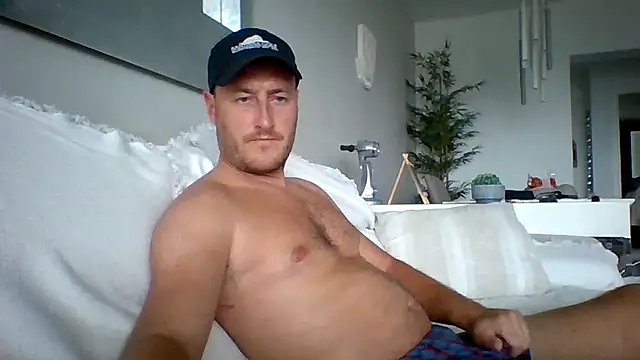 Snapshot of Londonlad818 chatting on 10-28-25, 03:33 Londonlad818 online show from 10-28-25, 03:33