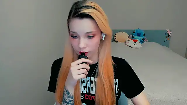 Snapshot of Kitten_Alissa chatting on 10-13-25, 07:15 Kitten Alissa online show from 10-13-25, 07:15