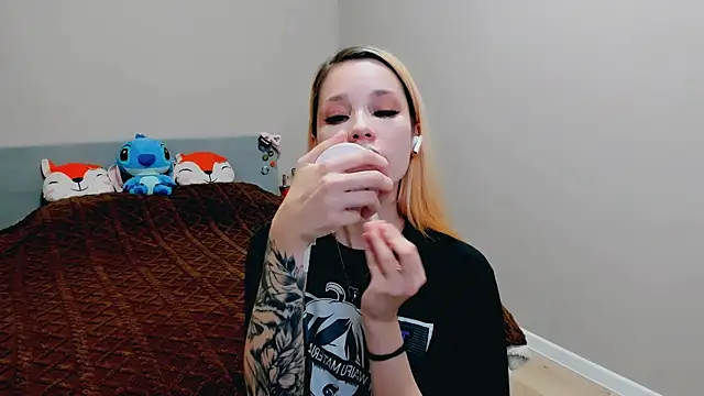 Snapshot of Kitten_Alissa chatting on 10-09-25, 06:41 Kitten Alissa online show from 10-09-25, 06:41