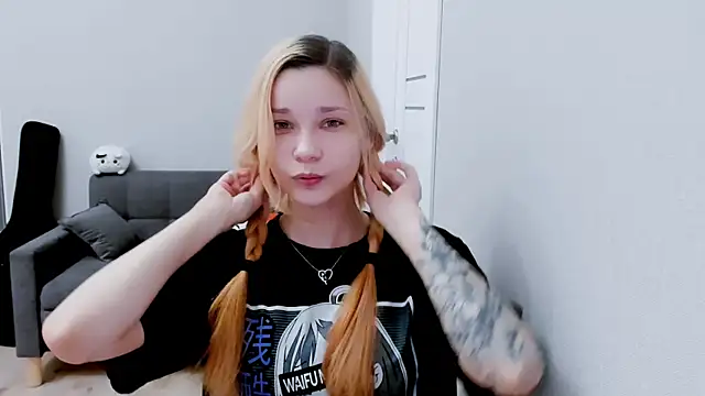Snapshot of Kitten_Alissa chatting on 09-13-25, 06:19 Kitten Alissa online show from 09-13-25, 06:19