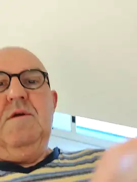 Snapshot of Oldmenhot66 chatting on 03-29-26, 05:20 Oldmenhot66 online show from 03-29-26, 05:20