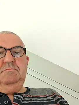 Snapshot of Oldmenhot66 chatting on 04-19-26, 03:29 Oldmenhot66 online show from 04-19-26, 03:29
