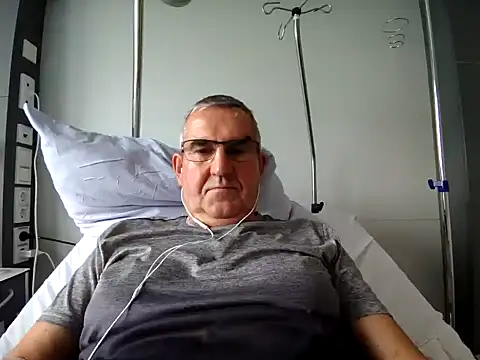 Snapshot of Oldmenhot66 chatting on 10-21-25, 08:36 Oldmenhot66 online show from 10-21-25, 08:36