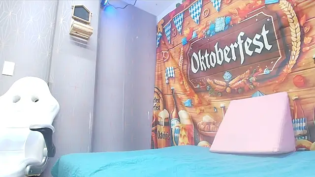 Snapshot of sofi_hils chatting on 09-30-25, 12:00 sofi hils online show from 09-30-25, 12:00