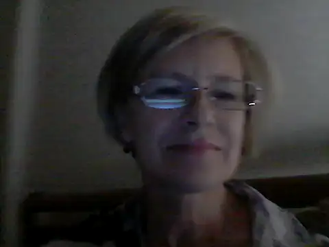 Snapshot of LucyLewisX chatting on 09-18-25, 04:32 LucyLewisX online show from 09-18-25, 04:32