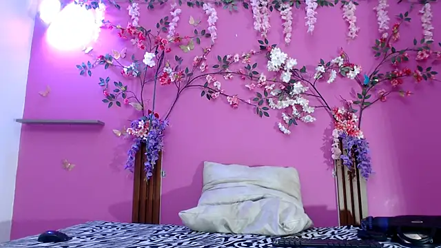 skinnysofia18 online show from 05-13-26, 01:40